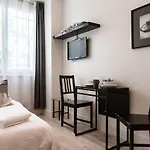 Montmartre Apartments Leo Ferre